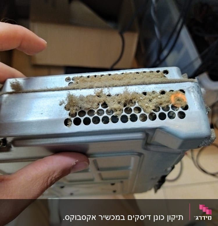 תיקון כונן דיסקים במכשיר אקסבוקס.